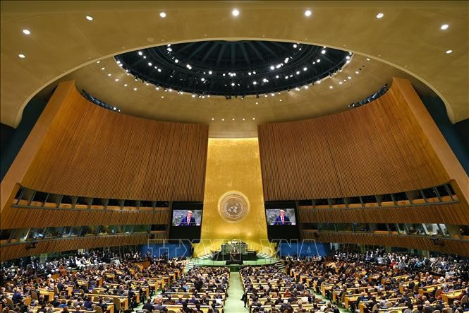 Ngày 21/3/2024, Đại hội đồng Liên hợp quốc (ĐHĐ LHQ) thông qua nghị quyết mang tính bước ngoặt về việc thúc đẩy các hệ thống trí tuệ nhân tạo (AI) &quot;an toàn, bảo mật và đáng tin cậy&quot; để mang lại lợi ích là sự phát triển bền vững cho tất cả mọi người. Ảnh: THX/TTXVN