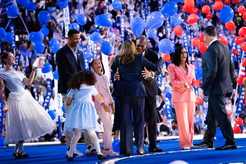 Bà Harris cùng gia đình sau bài phát biểu chấp nhận đề cử. Ảnh: New York Times.