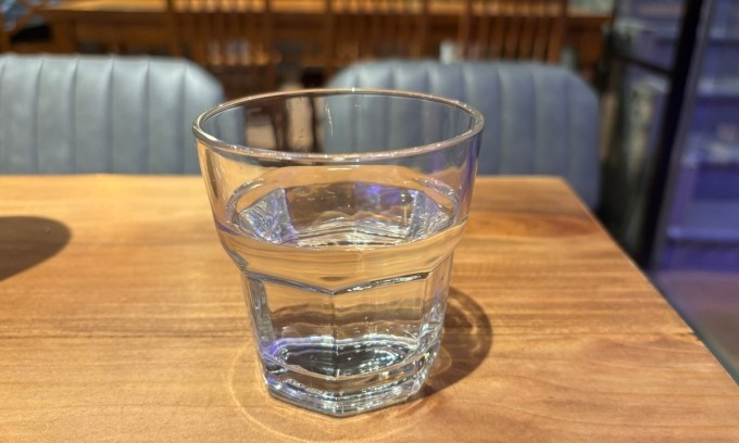 Giữ cơ thể đủ nước mỗi ngày có thể giúp giảm acid uric. Ảnh: Bảo Bảo