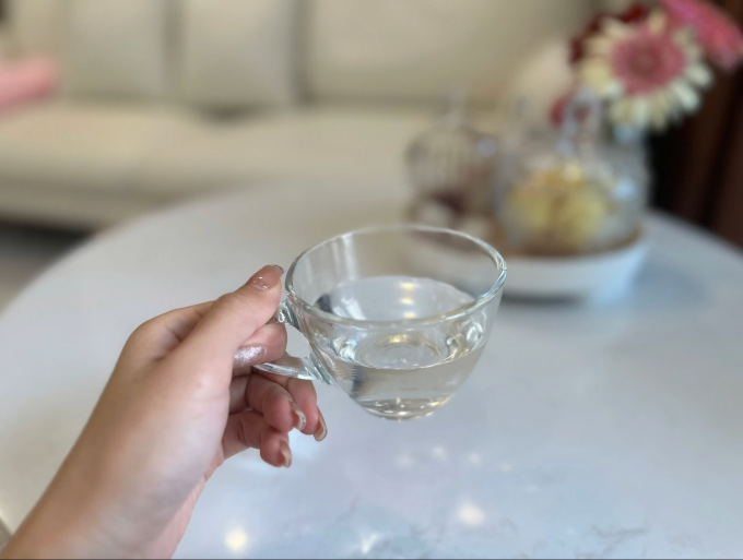 Bạn cần uống đủ chất lỏng - tốt nhất là nước - xuyên suốt cả ngày để duy trì thể tích máu tối ưu, giữ thận khỏe. Ảnh: Ngọc Phạm