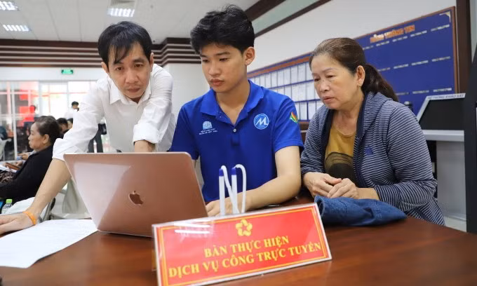 Cán bộ Trung tâm phục vụ hành chính công phường Phú Nhuận, TP HCM, hỗ trợ người dân nhập thông tin lên Cổng dịch vụ công quốc gia, tháng 7/2025. Ảnh: Lê Tuyết