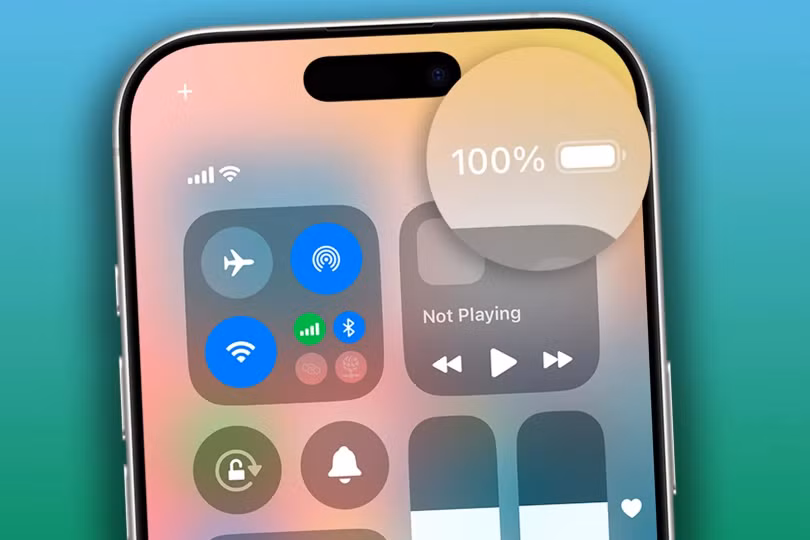 Pin hao nhanh bất thường là dấu hiệu lão hóa hóa học, khiến linh kiện không thể giữ điện lâu như trước dù người dùng đã tiết kiệm pin hợp lý. Thông thường, pin mới có thể giúp người dùng sử dụng trong một ngày với các tác vụ cơ bản. Ảnh: The Sun.