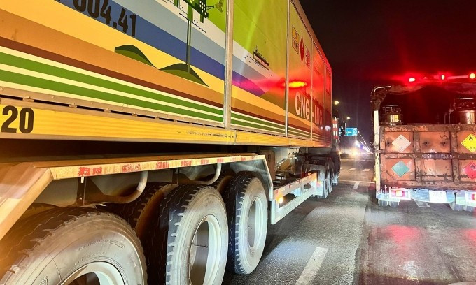 Xe container và xe tải trên tuyến đường QL51. Ảnh: Hồ Tân Xe container và xe tải trên tuyến đường QL51. Ảnh: Hồ Tân