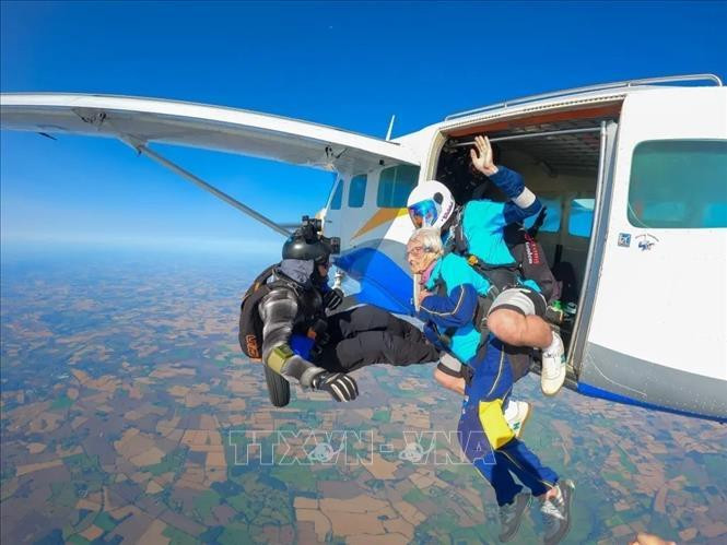 Cụ bà Manette Baillie (giữa) thực hiện cú nhảy dù ngoạn mục từ độ cao hơn 2.100 m ngày 25/8/2024. Ảnh: New York Post/TTXVN