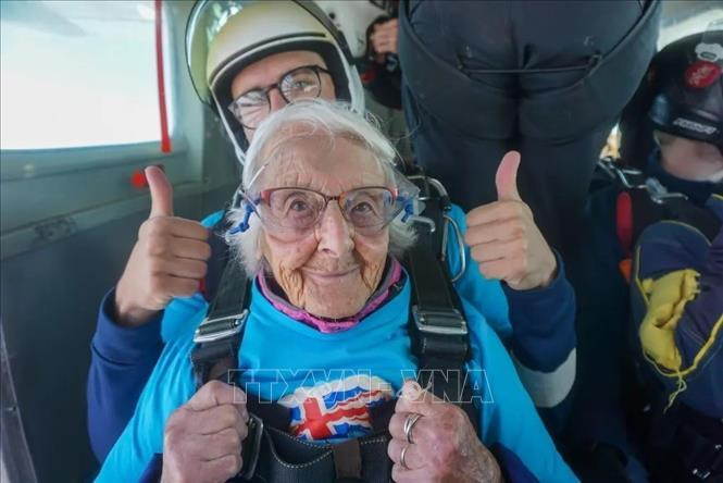 Dưới sự hỗ trợ của một trợ lý, cụ bà Manette Baillie thực hiện cú nhảy dù ngoạn mục từ độ cao hơn 2.100 m, ngày 25/8/2024. Ảnh: New York Post/TTXVN