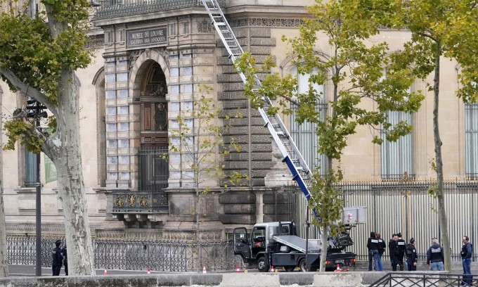 Xe thang nâng bị bỏ lại bên ngoài bảo tàng Louvre, Paris, Pháp ngày 19/10. Ảnh: AP