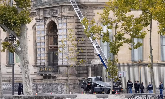 Xe thang nâng bị bỏ lại bên ngoài bảo tàng Louvre, Paris, Pháp ngày 19/10. Ảnh: AP
