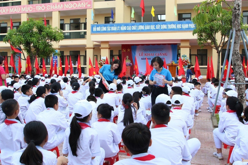 Propaganda zur Krankenversicherung für Studenten. Tuyên truyền về BHYT tới học sinh, sinh viên.