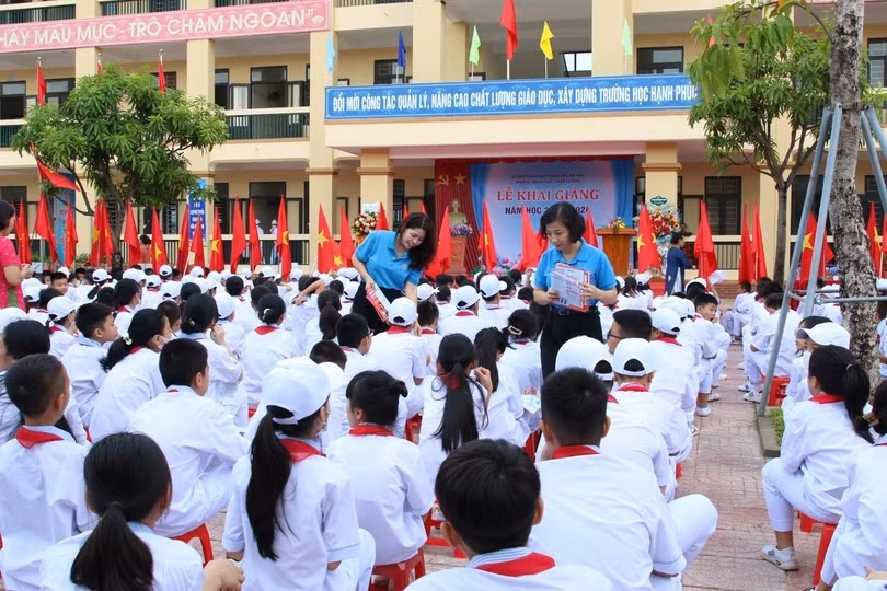 Tuyên truyền về BHYT tới học sinh, sinh viên.