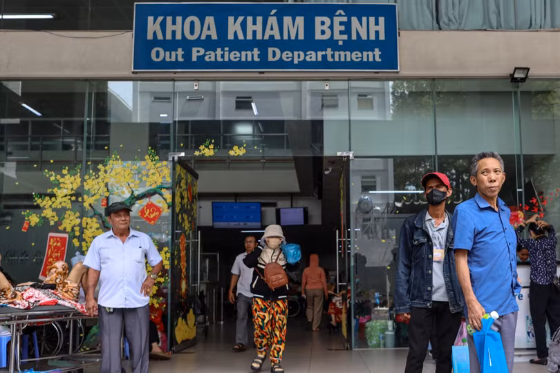 Bệnh nhân ra vào tấp nập ở khoa Khám bệnh của Trung tâm Ung bướu, Bệnh viện Chợ Rẫy TP.HCM. Ảnh: An Khương.