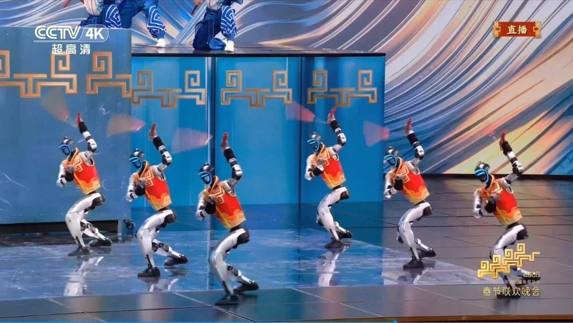 Robot Unitree H1 năm nay thể hiện những động tác võ thuật khó hơn nhiều so với màn múa năm ngoái. Ảnh: CCTV.