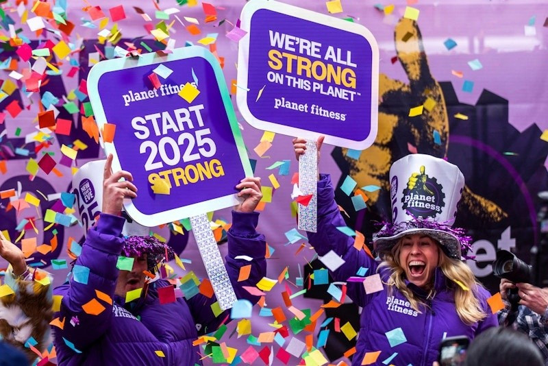 Mỹ, New York chuẩn bị đón năm mới với màn &quot;thả bóng pha lê&quot; truyền thống ở Quảng trường Thời đại. Những người tổ chức đang thử nghiệm bắn pháo giấy tại Quảng trường Thời đại. Ảnh: Reuters.