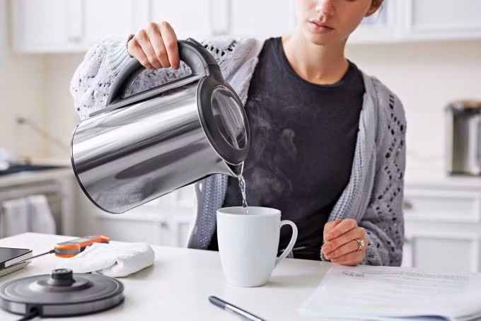 Nên đầu tư mua một chiếc ấm siêu tốc xịn để dùng lâu dài và tốt cho sức khỏe. Ảnh: Foodandwine