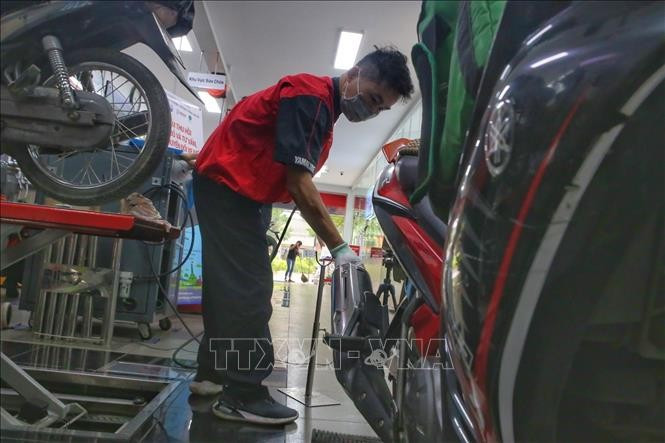 Các nhân viên kiểm tra khí thải xe máy. Ảnh minh họa: Tuấn Đức/TTXVN