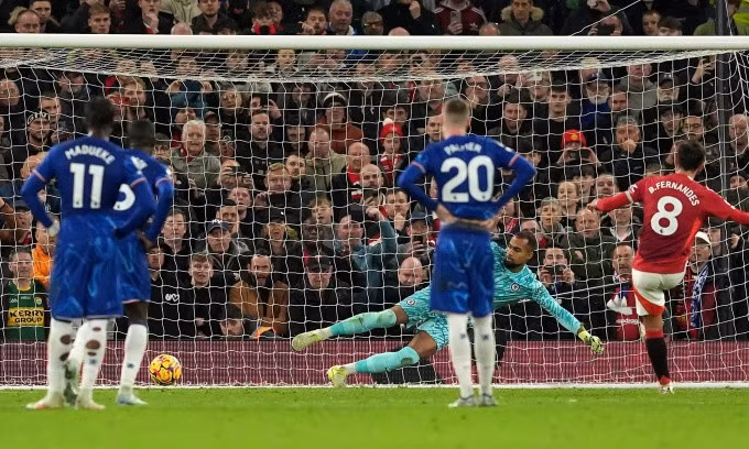 Cú sút phạt đền mở tỷ số của Bruno Fernandes. Ảnh: PA