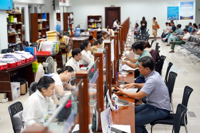 Công chức làm việc tại Trung tâm hành chính Đà Nẵng. Ảnh: Nguyễn Đông