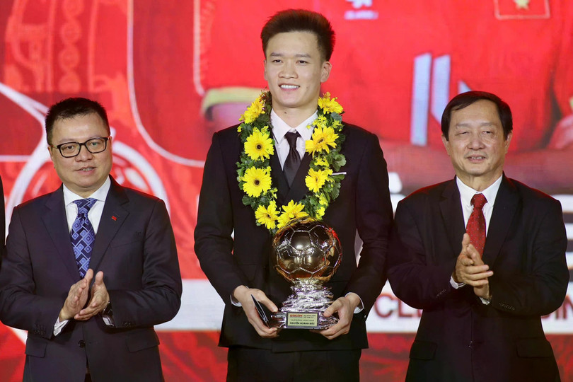 Hoàng Đức nhận cú đúp giải Cầu thủ được yêu thích và Quả bóng vàng.