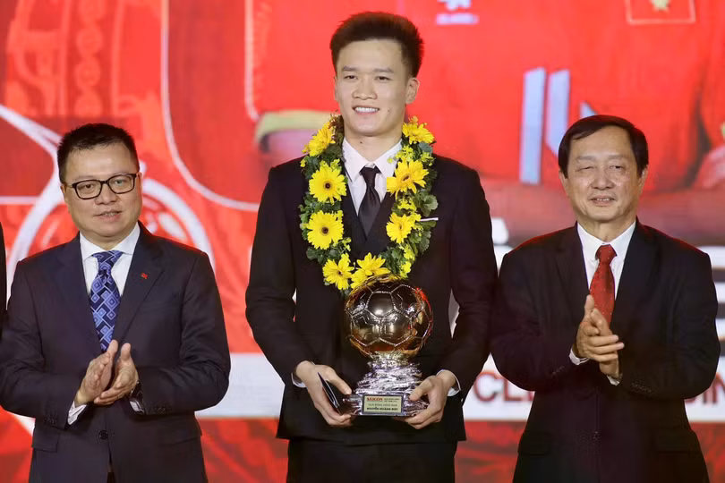 Hoàng Đức nhận cú đúp giải Cầu thủ được yêu thích và Quả bóng vàng.