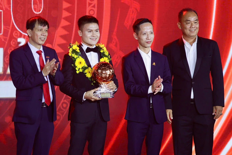 Quang Hải có lần thứ 2 nhận Quả bóng đồng, sau lần đầu tiên vào năm 2017. Ảnh: Anh Tiến.