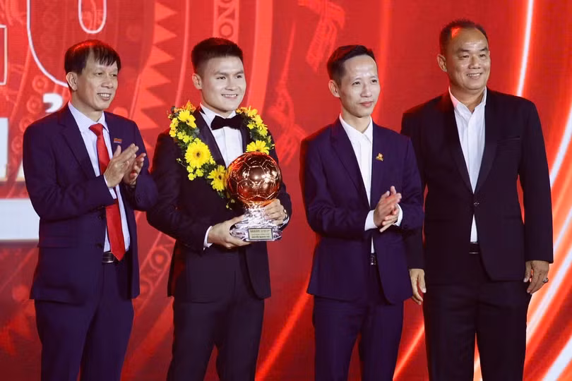 Quang Hải có lần thứ 2 nhận Quả bóng đồng, sau lần đầu tiên vào năm 2017. Ảnh: Anh Tiến.