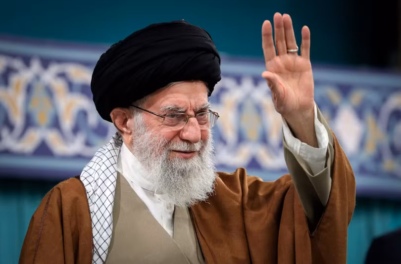 Xem toàn màn hình Lãnh tụ Tối cao Iran Ali Khamenei vẫy tay chào các quan chức, nhà ngoại giao và người dân trong buổi giảng ngày tháng 3/2025 ở Tehran. Ảnh: AP