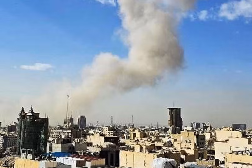 Khói bốc lên sau vụ nổ ở Tehran, Iran ngày 28/2/2026. Ảnh: Kyodo/TTXVN