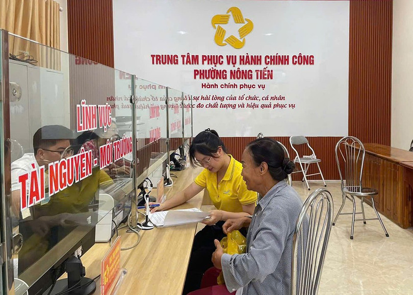 Người dân đến làm thủ tục hành chính tại chính quyền cấp xã. Người dân đến làm thủ tục hành chính tại chính quyền cấp xã.