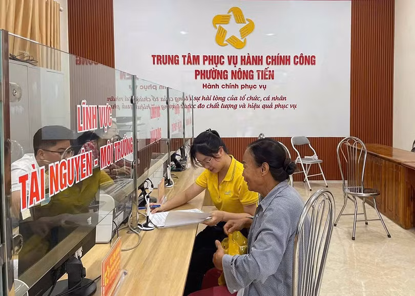 Người dân đến làm thủ tục hành chính tại chính quyền cấp xã.