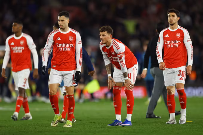 Các cầu thủ Arsenal thất vọng sau trận thua Southampton 1-2 ở tứ kết Cup FA trên sân St Mary's, Southampton, Anh ngày 4/4/2026. Ảnh: Reuters
