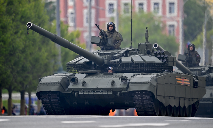 Xe tăng T-72B3M Nga di chuyển tới Quảng trường Đỏ để tham gia tổng duyệt hôm 7/5. Ảnh: AFP Xe tăng T-72B3M Nga di chuyển tới Quảng trường Đỏ để tham gia tổng duyệt hôm 7/5. Ảnh: AFP