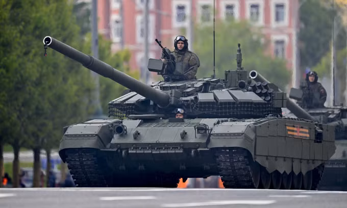 Xe tăng T-72B3M Nga di chuyển tới Quảng trường Đỏ để tham gia tổng duyệt hôm 7/5. Ảnh: AFP