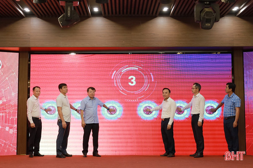 Phó Chủ tịch UBND tỉnh Dương Tất Thắng và đại biểu thực hiện nghi thức ấn nút ra mắt Cổng Thông tin điện tử thực hiện Nghị quyết số 57. bqbht_br_ra-mat.jpg