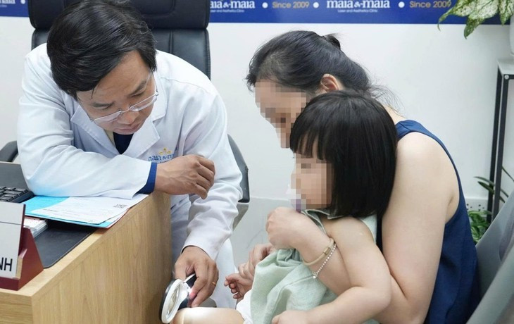Bác sĩ Nguyễn Tiến Thành khám cho một em bé - Ảnh: DƯƠNG LIỄU Bác sĩ Nguyễn Tiến Thành khám cho một em bé - Ảnh: DƯƠNG LIỄU