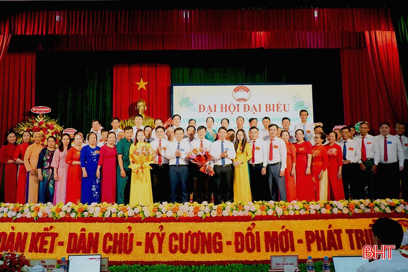 Đại biểu tặng hoa chúc mừng Ủy ban MTTQ phường Trần Phú khóa I, nhiệm kỳ 2025 - 2030. bqbht_br_554100199-122134526978923948-555870973983476633-n.jpg