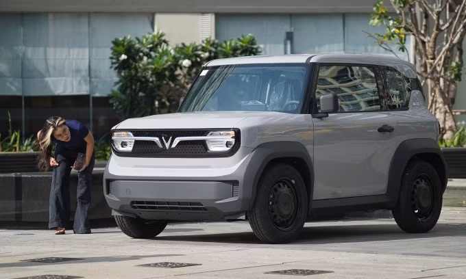 Một khách hàng nữ tham khảo chiếc VF 3 tại sự kiện ra mắt ở TP HCM, tháng 5/2024. Ảnh: Thành Nhạn