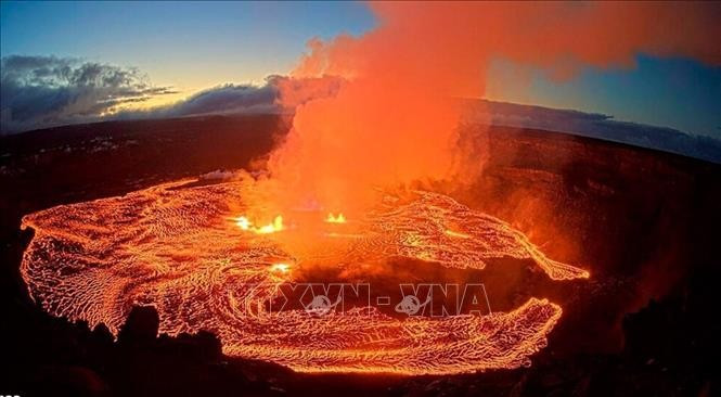 Hình ảnh do Cơ quan khảo sát địa chất Mỹ cung cấp cho thấy đợt phun trào dữ dội của núi lửa Kilauea ở Hawaii (Mỹ). Ảnh tư liệu: AP/TTXVN