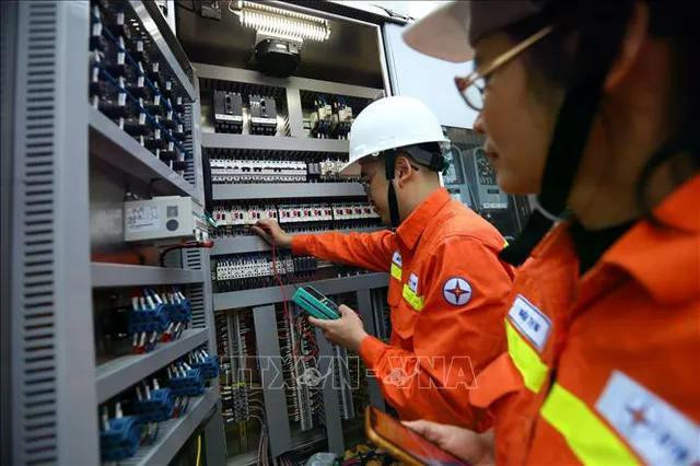 Công nhân Công ty Truyền tải điện 1 kiểm tra thiết bị TBA 220 kV Xuân Mai. Ảnh tư liệu: Huy Hùng/TTXVN Công nhân Công ty Truyền tải điện 1 kiểm tra thiết bị TBA 220 kV Xuân Mai. Ảnh tư liệu: Huy Hùng/TTXVN