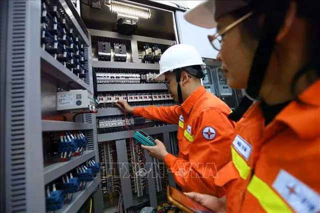 Công nhân Công ty Truyền tải điện 1 kiểm tra thiết bị TBA 220 kV Xuân Mai. Ảnh tư liệu: Huy Hùng/TTXVN