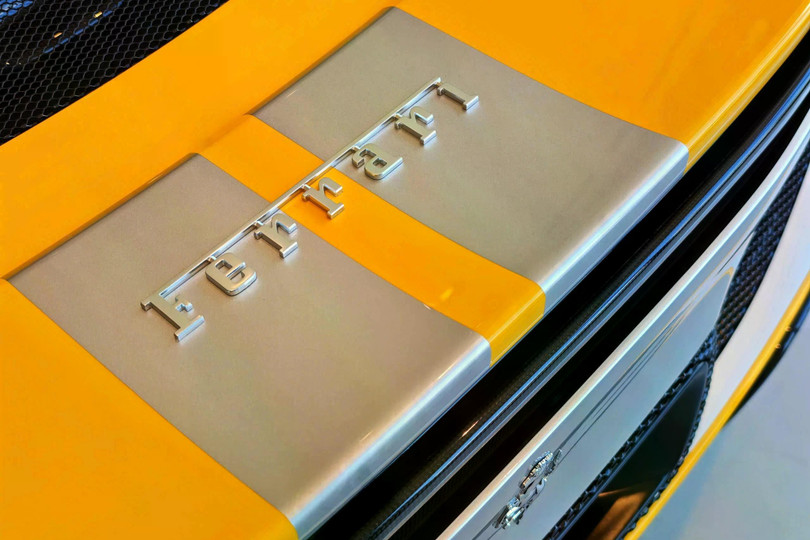 Cánh gió phía sau với logo thương hiệu khắc nổi trên dải sơn bạc Argento Nurburgring.