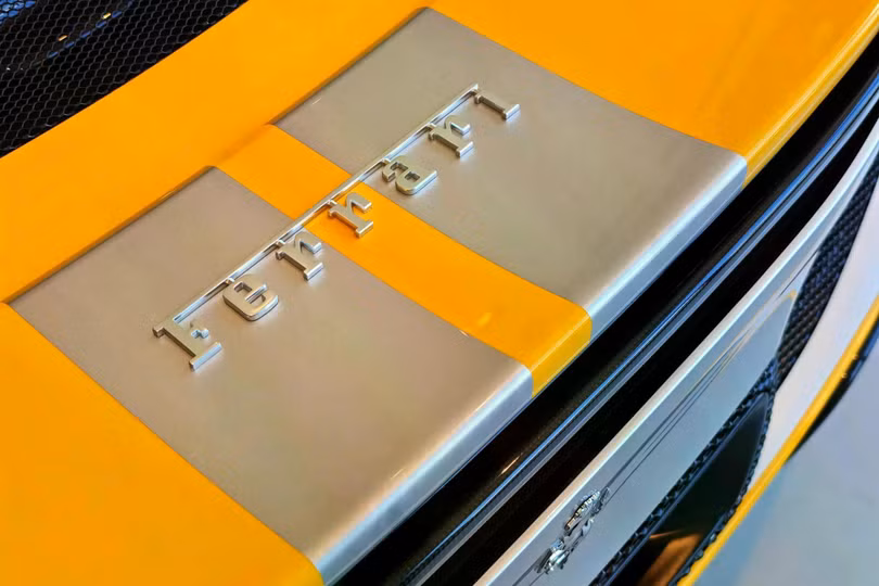 Cánh gió phía sau với logo thương hiệu khắc nổi trên dải sơn bạc Argento Nurburgring.