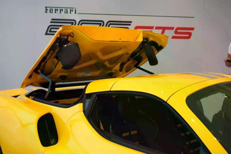 Là một chiếc siêu xe hybrid với mui xếp cứng, 296 GTS Assetto Fiorano mất khoảng 13,5 giây để đóng/mở mui, vận tốc khoảng 45 km/h.