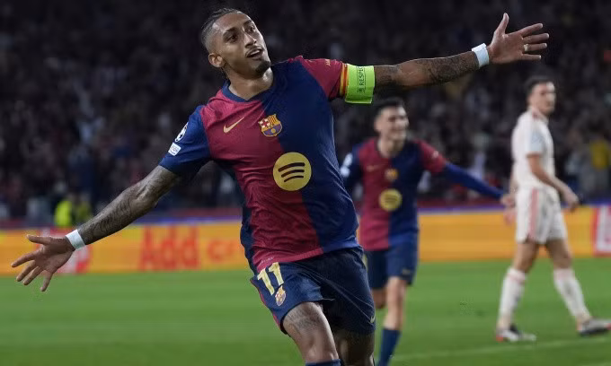 Raphinha mừng bàn trong trận Barca thắng Bayern 4-1 trên sân Olimpic Lluis Companys, thành phố Barcelona, Tây Ban Nha tối 23/10/2024. Ảnh: AP