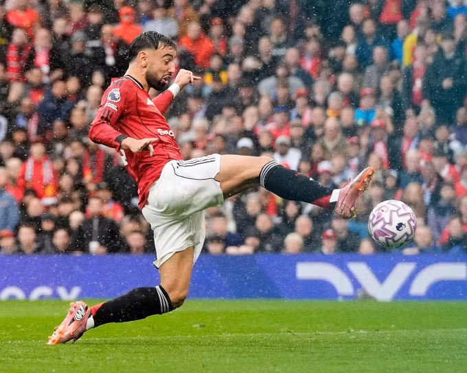 Tình huống Fernandes mở tỷ số. Ảnh: PA