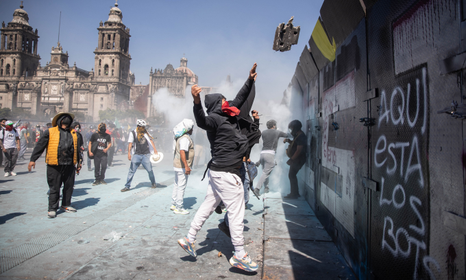Người biểu tình tìm cách phá hàng rào an ninh quanh nơi của Tổng thống Sheinbaum ở Mexico City hôm 15/11. Ảnh: AFP
