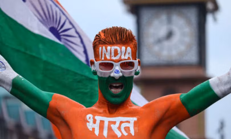Một nhà hoạt động đang vẫy cờ kỷ niệm Ngày Độc lập của Ấn Độ, tại Srinagar, vào 15/8/2024. Ảnh: NurPhoto/Getty Images