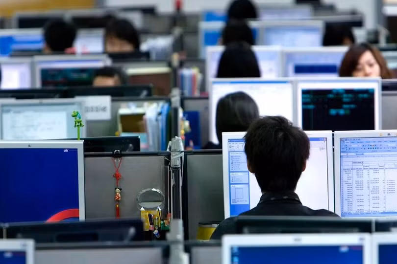 Người lao động đang đối mặt với guồng quay chưa từng có trong môi trường làm việc hiện đại. Ảnh minh họa: CNN.