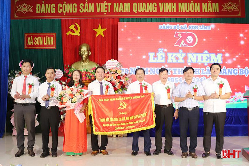 Lãnh đạo huyện Hương Sơn trao tặng Đảng bộ xã Sơn Lĩnh bức trướng mang dòng chữ "Đoàn kết, dân chủ, trí tuệ, đổi mới và phát triển". IMG_1635.JPG