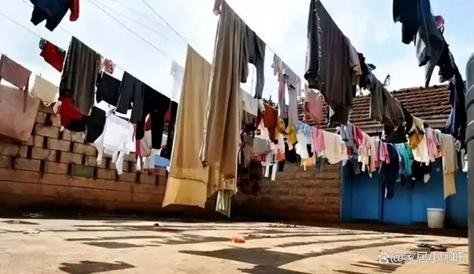 Trong lịch sử, người Mỹ đã bị cấm phơi quần áo ngoài hiên, ngoài trời. Ảnh: Aboluowang Trong lịch sử, người Mỹ đã bị cấm phơi quần áo ngoài hiên, ngoài trời. Ảnh: Aboluowang