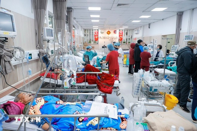Khoa Cấp cứu A9 của Bệnh viện Bạch Mai luôn đảm bảo thực hiện thường trực 4 cấp: trực lãnh đạo, xử lý thông tin đường dây nóng; trực chuyên môn; trực hành chính-hậu cần và trực bảo vệ-tự vệ. (Ảnh: Minh Quyết/TTXVN) Khoa Cấp cứu A9 của Bệnh viện Bạch Mai luôn đảm bảo thực hiện thường trực 4 cấp: trực lãnh đạo, xử lý thông tin đường dây nóng; trực chuyên môn; trực hành chính-hậu cần và trực bảo vệ-tự vệ. (Ảnh: Minh Quyết/TTXVN)