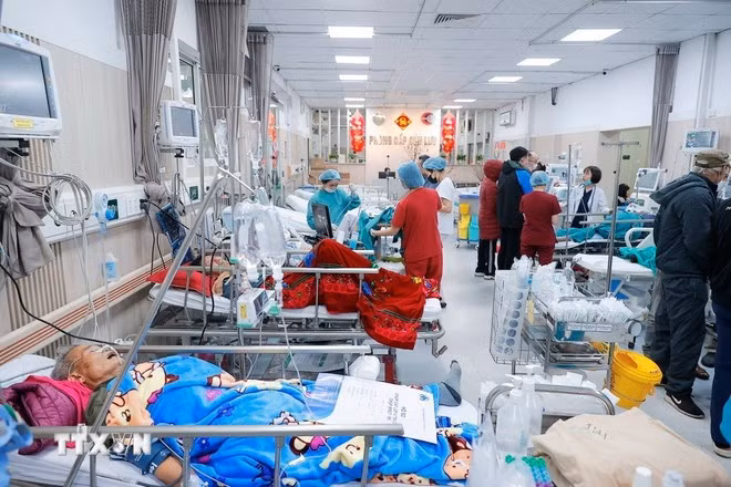 Khoa Cấp cứu A9 của Bệnh viện Bạch Mai luôn đảm bảo thực hiện thường trực 4 cấp: trực lãnh đạo, xử lý thông tin đường dây nóng; trực chuyên môn; trực hành chính-hậu cần và trực bảo vệ-tự vệ. (Ảnh: Minh Quyết/TTXVN)